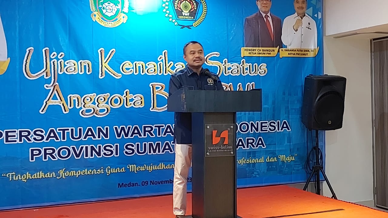 Ketua PWI Sumut, H. Farianda Putra Sinik SE, saat memberikan sambutan dihadapan peserta yang mengikuti ujian kenaikan status keanggotaan.