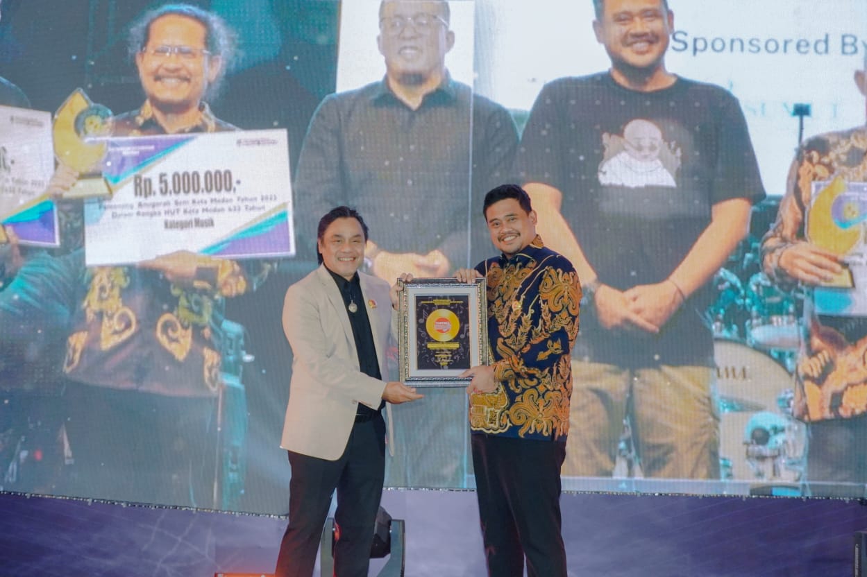 Wali kota, Bobby Nasution saat menerima penghargaan dalam acara Anugrah Musik Medan ( ist)