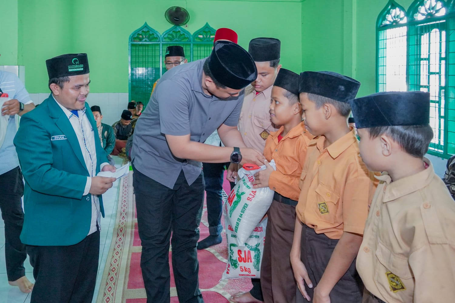 Wali Kota, Bobby Nasution menyerahkan santunan kepada anak yatim piatu( ist)