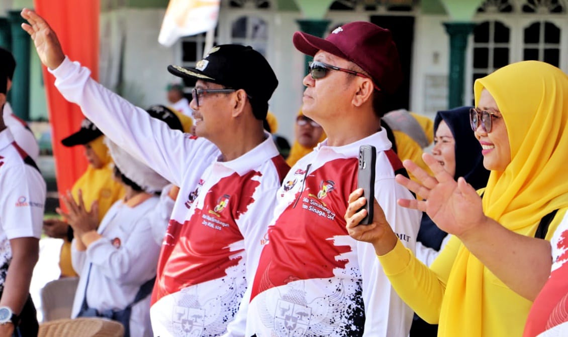 Wakil Bupati Simalungun, H Zonny Waldi melambaikan tangan
