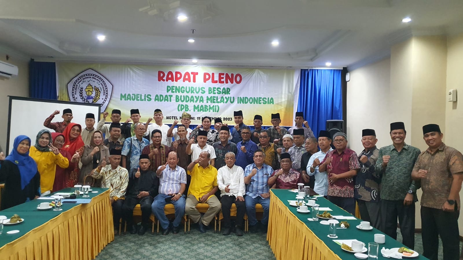 Penanggungjawab PB MABMI Haji Syah Affandin,SH bersama Pengurus PB MABMI usai Rapat Pleno di Hotel Madani Jl.Sisingamangaraja Medan (ist)