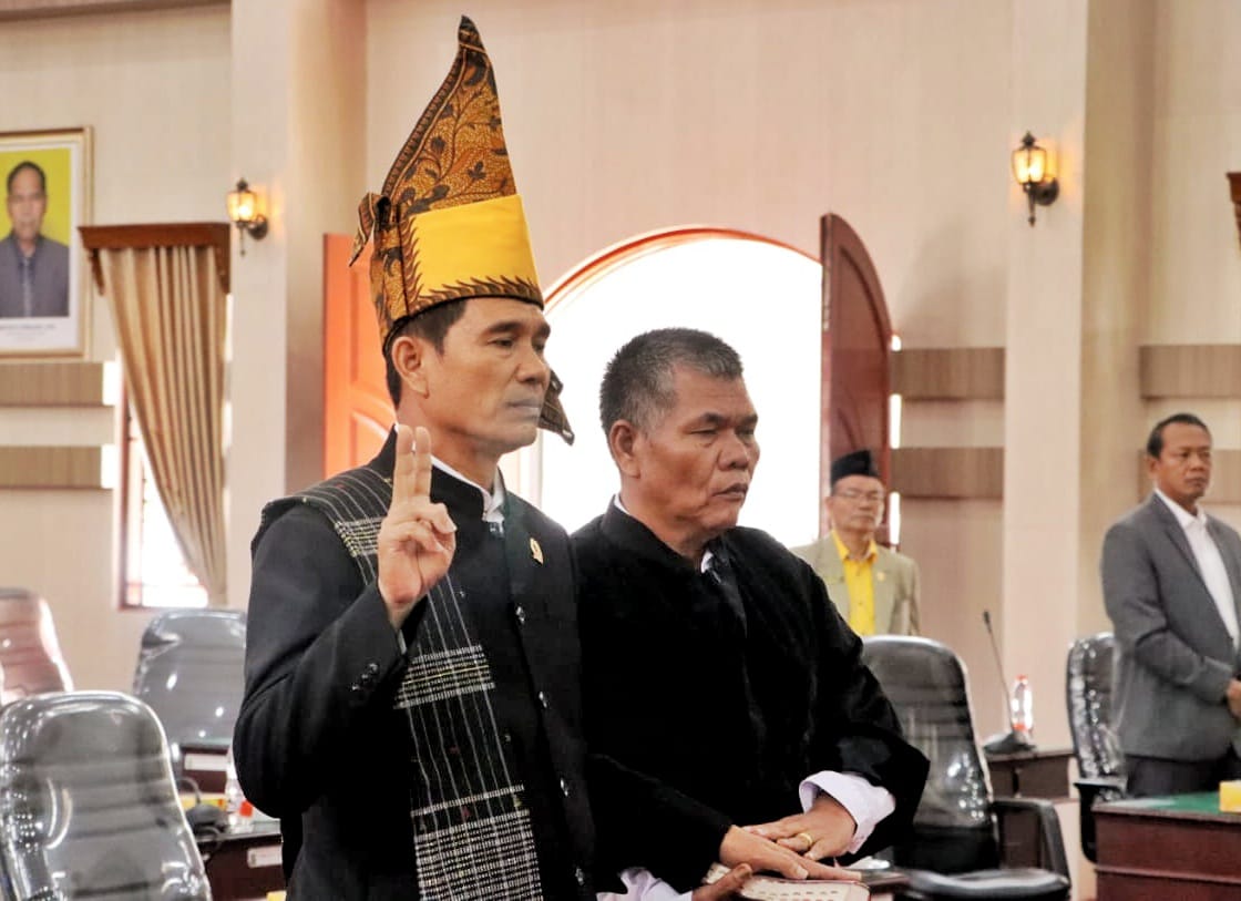 Pengambilan sumpah jabatan Wakil Ketua PAW, Johanes Sipayung yang didampingi rohaniawan