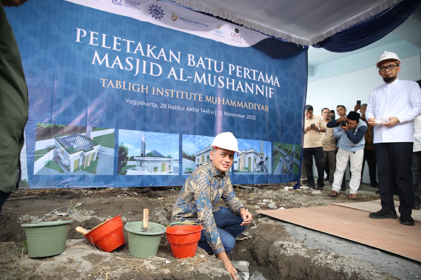 Ketua Yayasan Haji Anif, Musa Rajekshah saat melakukan peletakan batu pertama Pembangunan Masjid Al Musannif di Tabligh Institute Muhammadiyah Yogyakarta ( ist)