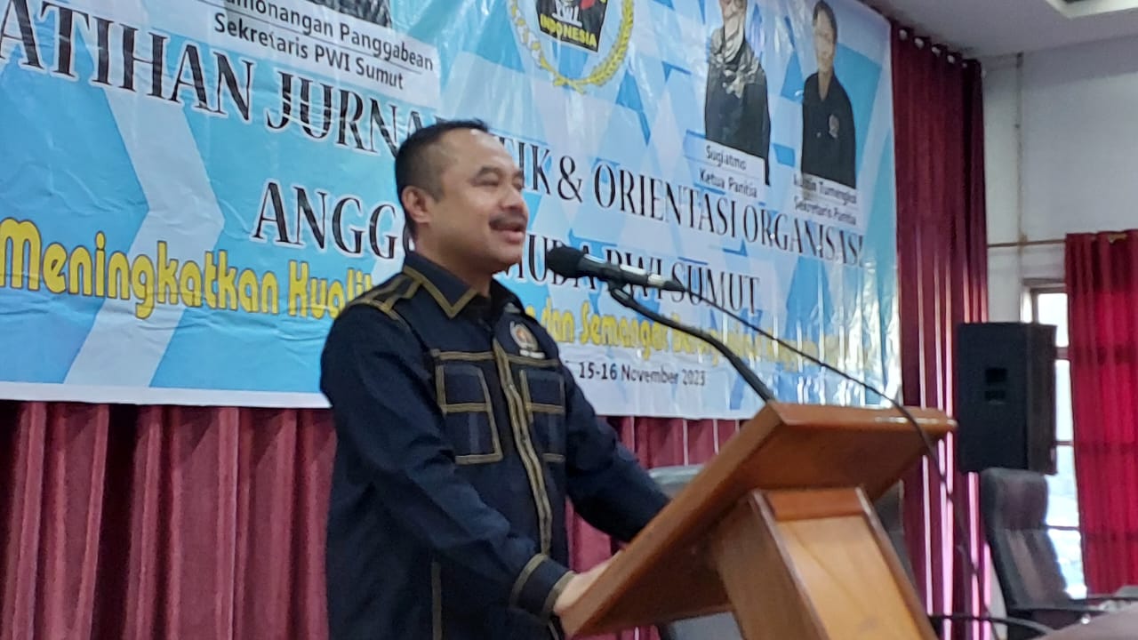 Ketua PWI Sumatera Utara, H. Farianda Putra Sinik, SE saat membuka Pelatihan dan Orientasi Anggota Muda PWI