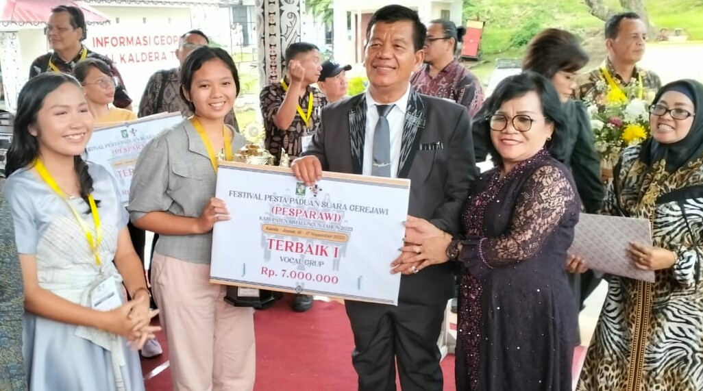 Bupati didampingi Ketua TP PKK bersama juara terbaik I Vokal Grup