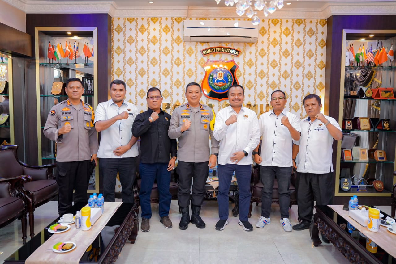 Kapoldasu Irjen Pol. Agung Setya Imam Effendi, SH, SIK, MSi saat menerima kunjungan silaturahmi Ketua Persatuan Wartawan Indonesia (PWI) Sumut H. Farianda Putra Sinik di Mapoldasu