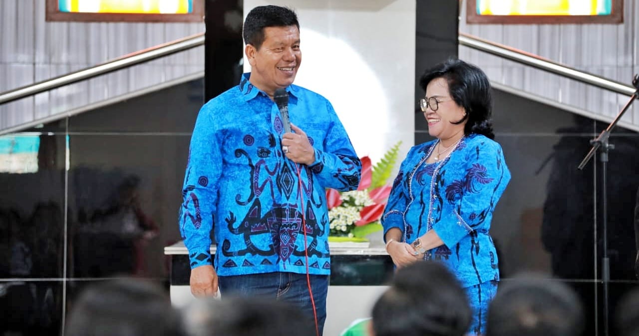 Bupati Simalungun dan Ketua TP PKK Kabupaten Simalungun pada kegiatan