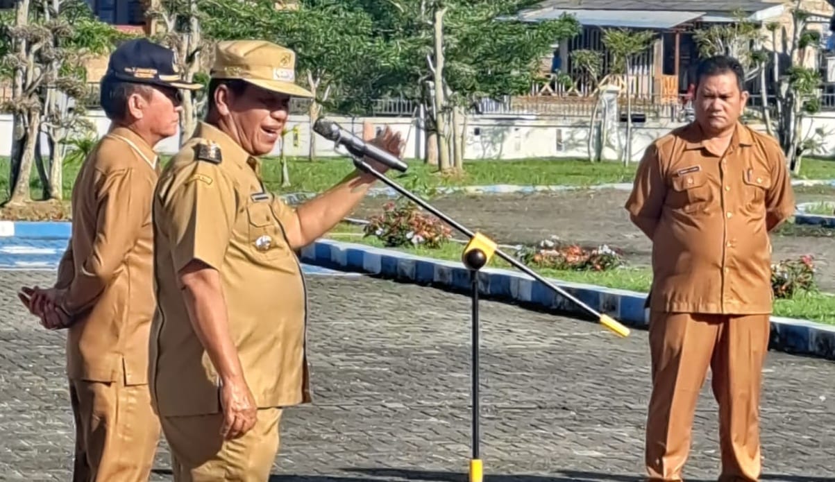 Bupati Simalungun saat menyampaikan imbauan didampingi Sekda Simalungun dan Kabag Hukum Setda Simalungun
