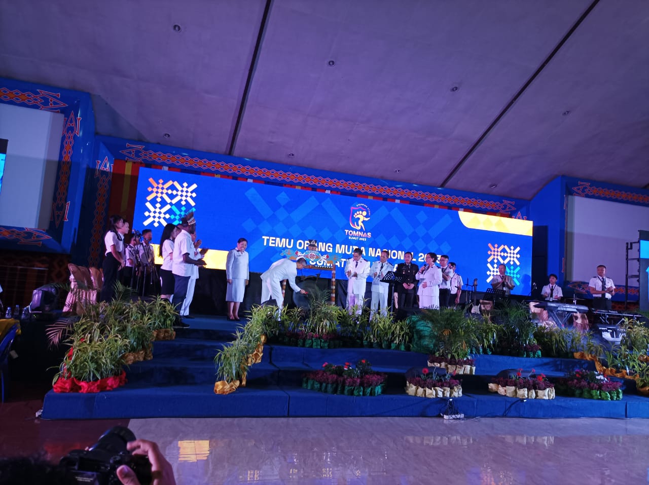 Komandan Teritorial Indonesia Gereja Bala Keselamatan, Kolonel Yusak Tampai, memukul gong sebagai tanda dibukanya Tomnas 2023.
