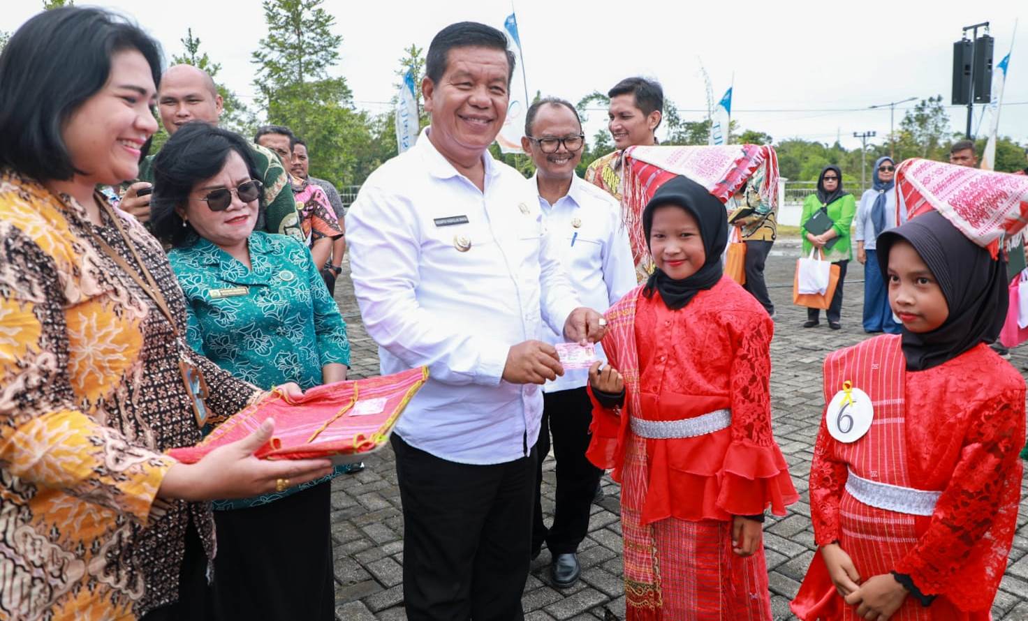 Bupati bersama Ketua TP PKK dan Wakil Bupati saat pemberian hadiah