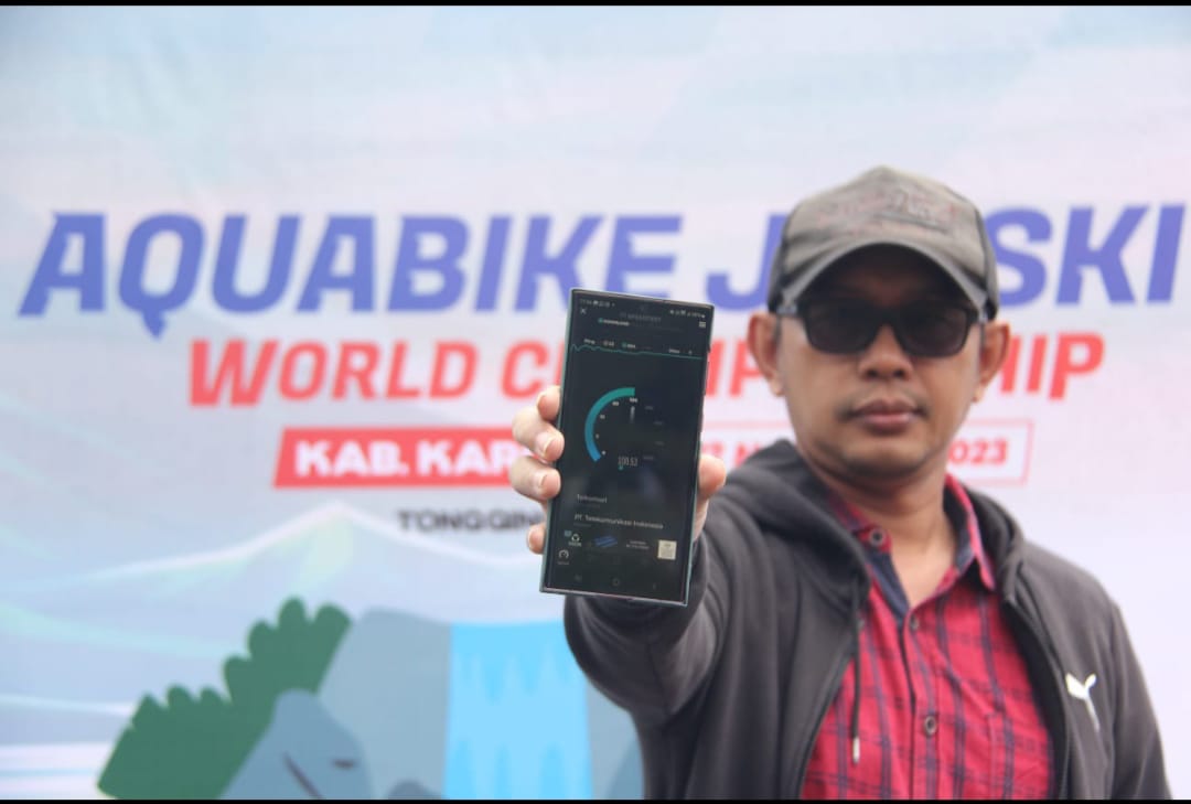 General Manager Region Network Operations and Productivity Sumbagut Telkomsel Nurdianto saat melakukan pengecekan jaringan di lokasi acara Aquabike Jetski World Championship 2023 Danau