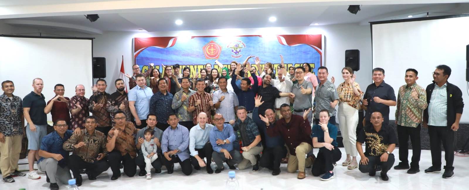 Bupati Simalungun dan Ketua DPRD Simalungun foto bersama rombongan Military Attache Tour 2023.