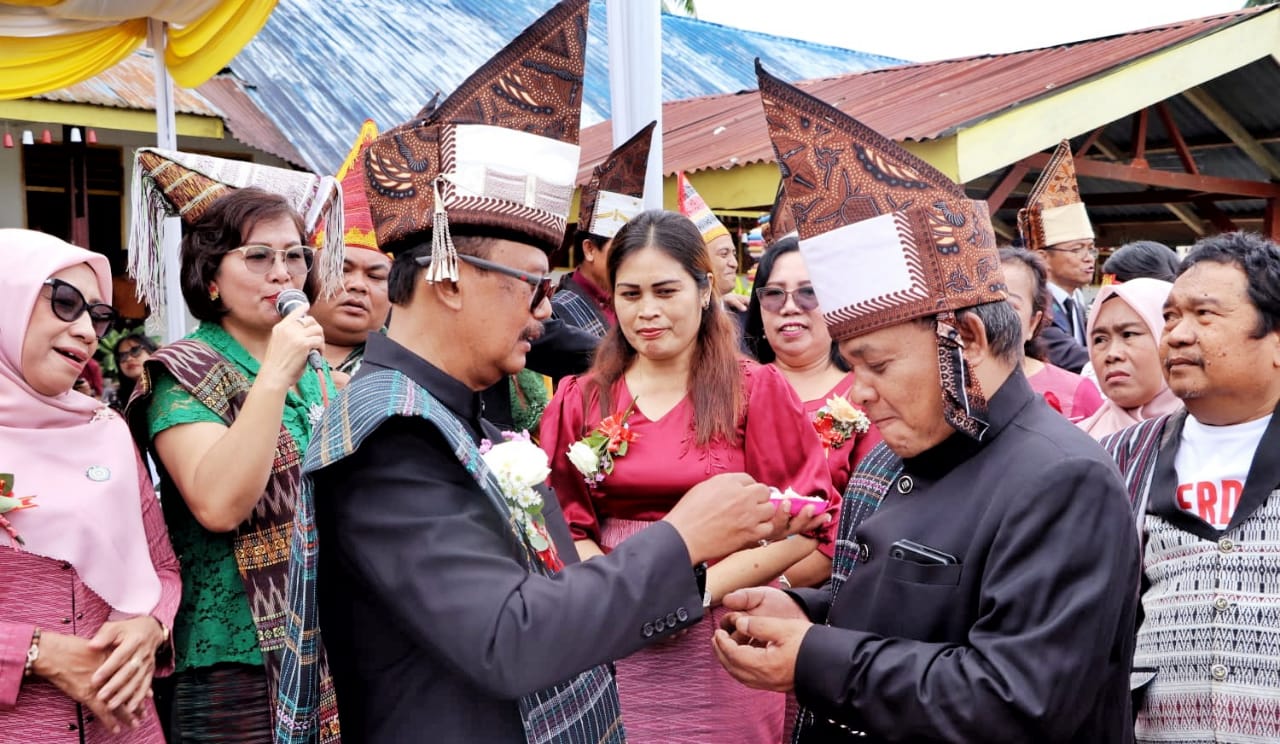 Wakil Bupati Simalungun menyulang kue Hari Guru Nasional kepada Kepala Dinas Pendidikan Simalungun