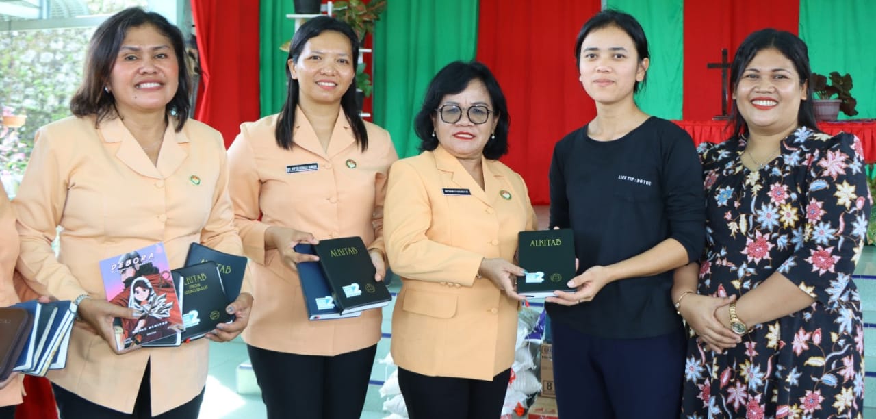 Penasehat DWP yang juga Ketua TP PKK Simalungun berbagi tali asih kepada anak-anak Panti Asuhan