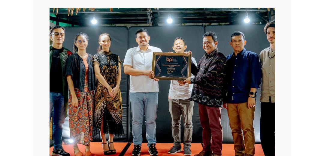 Wali Kota Medan Bobby Nasution menerima penghargaan Pelopor kebangkitan film ( ist)