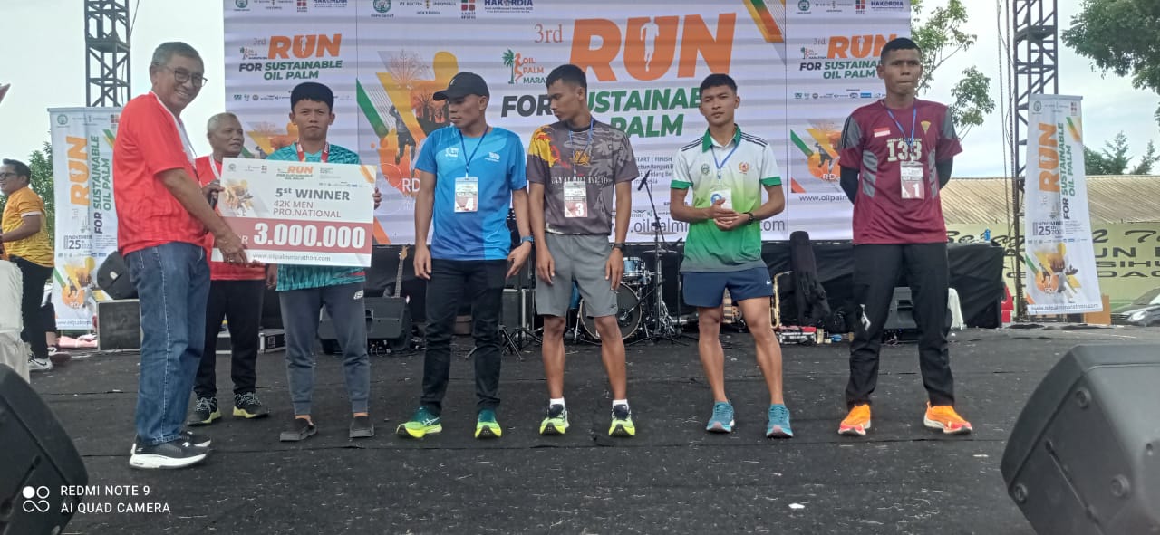 Pemenang Run For Sustainable Oil Palm 2023 menerima hadiah ( ist)