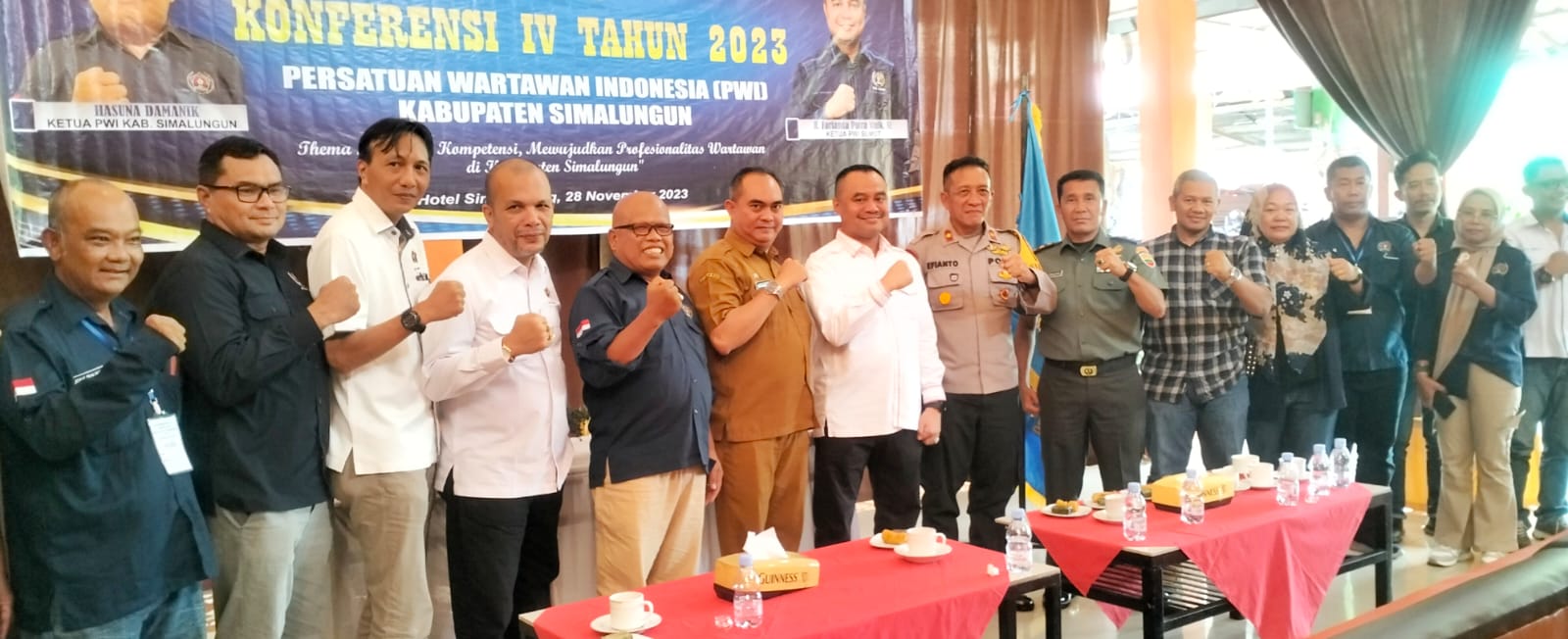 Ketua PWI Sumut, Pematang Siantar, Kabupaten Simalungun, Forkopimda, dan pengurus PWI foto bersama