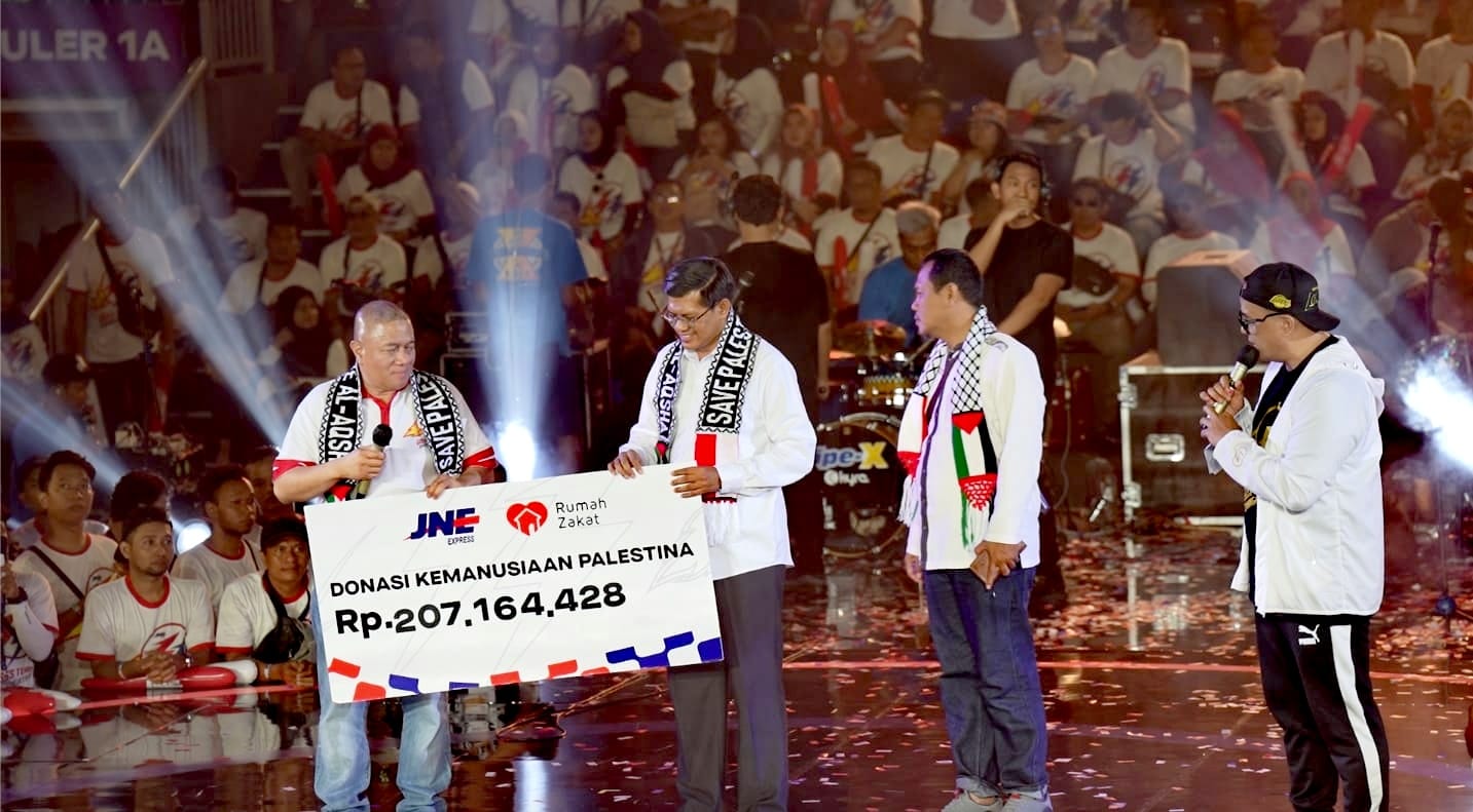 Presiden Direktur JNE M Feriadi Soeprapto menyerahkan dana Rp207 juta lebih hasil penggalangan kepada CEO Rumah Zakat, Irvan Nugraha pada puncak acara HUT ke 33 JNE di Britama Arena Mahaka Square, Jalan Raya Kelapa Nias No. 6 Kelapa Gading Barat Jakarta Utara ( ist)