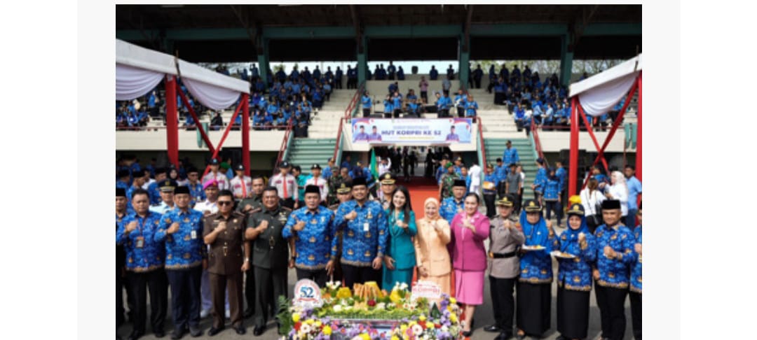 Wali Kota Medan Bobby Nasution didampingi Wakil Wali Kota Medan H. Aulia Rachman dan Ketua TP PKK Kahiyang Ayu Bobby Nasution, diabadikan dalam peringatan HUT ke - 52 KORPRI ( ist)