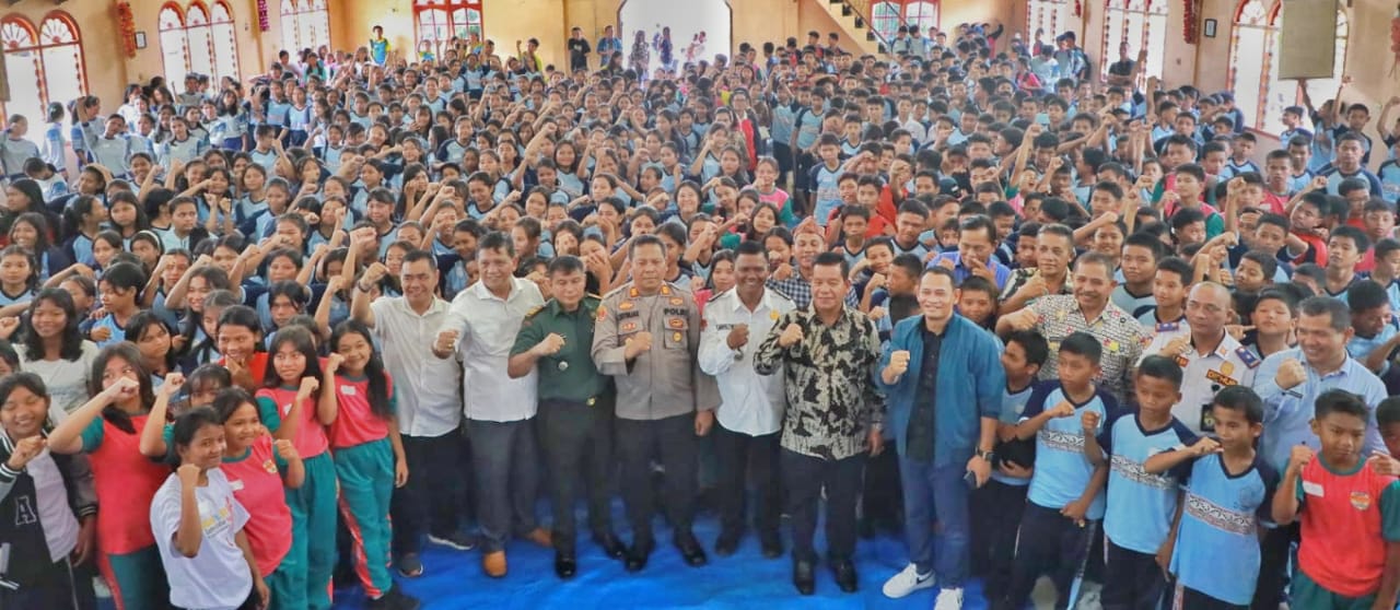 Bupati Simalungun, rombongan serta para pelajar foto bersama