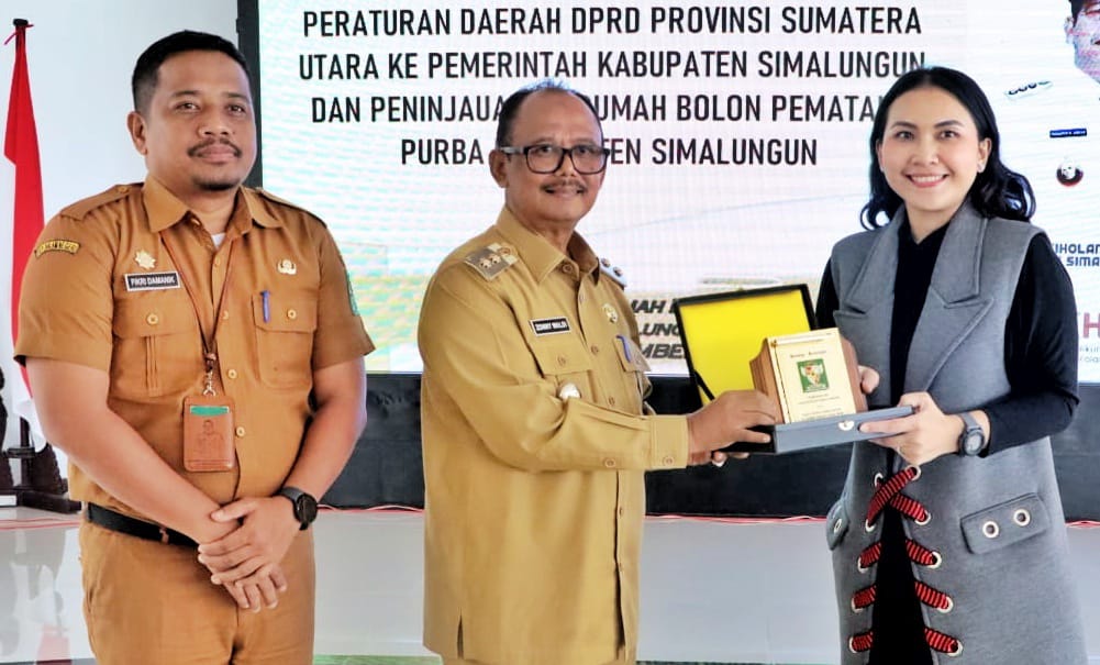 Wakil Bupati Simalungun memberikan cenderamata kepada Ketua Bapemperda Sumut, Meryl Rouly Saragih