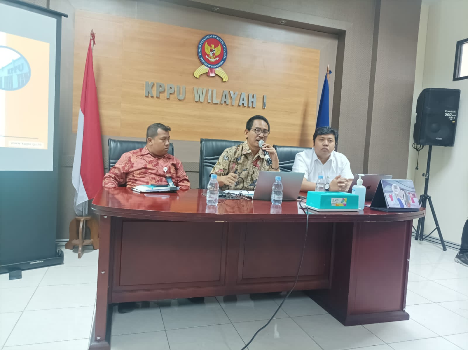 Kepala KPPU Kanwil I Ridho Pamungkas (tengah) bersama Shobi Kurnia, Kabid Kajian dan Advokasi (kanan) serta Hardianto, Kabid Penegakan Hukum (kiri)