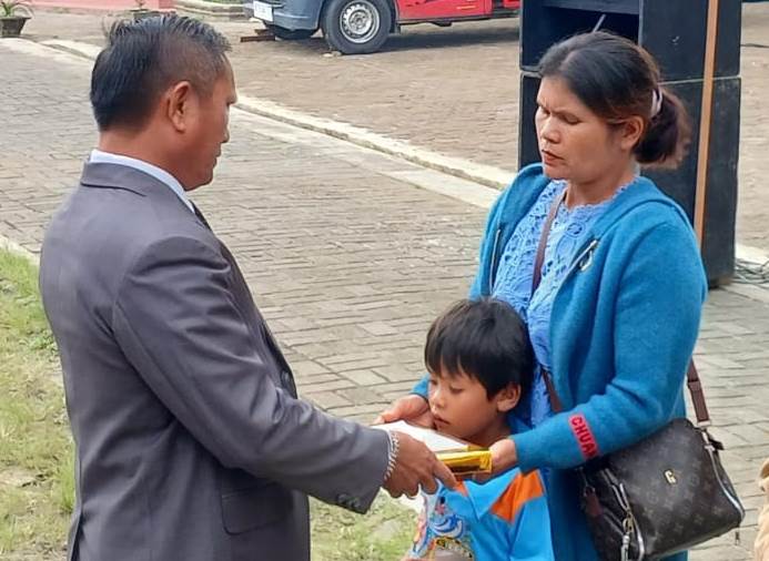 Sekda Kabupaten Simalungun, Esron Sinaga saat memberikan tali asih dan bingkisan
