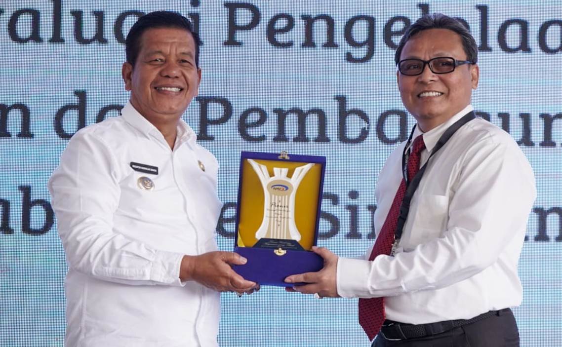 Bupati Radiapoh Hasiholan Sinaga beri cinderamata berupa plakat kepada BPKP Sumut selaku narasumber