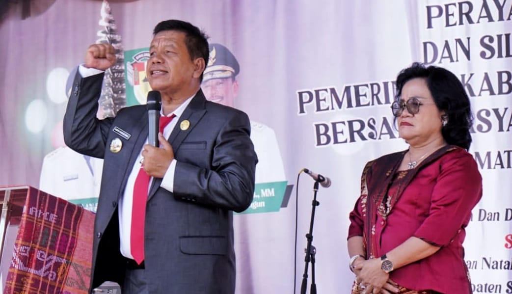 Bupati Simalungun Radiapoh Hasiholan Sinaga dan Istri Ratnawati Sidabutar