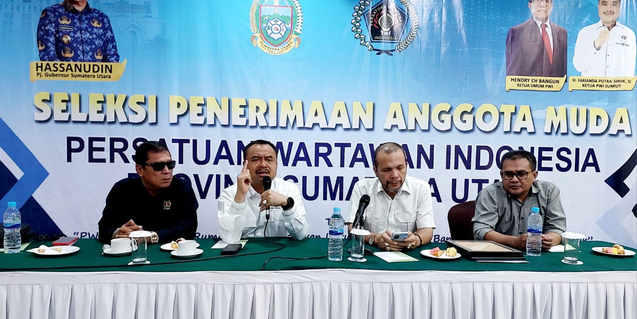 Ketua PWI Sumut, Farianda Putra Sinik S.E saat menyampaikan sambutannya didampingi, Sekretaris PWI Sumut, SR. Hamonangan Panggabean, Sakit Ketua Bidang HAM Amrizal, dan Wakil Ketua Pendidikan Sugiarto.