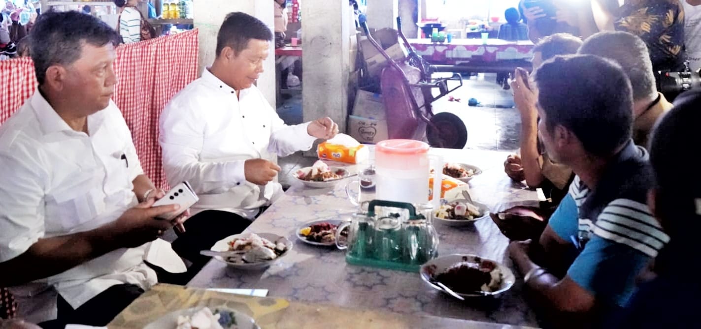 Bupati dan Caleg Partai Golkar Dapil 1, Crismas Haloho saat makan bersama di Pasar Moderen Pamatang Raya