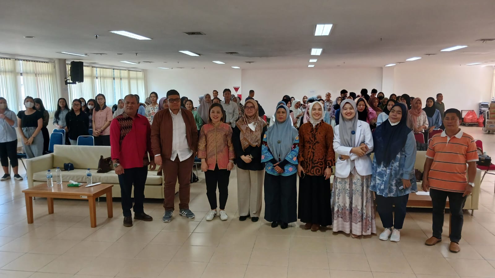 Para Nara sumber dan peserta Seminar Kesehatan Hari Aids Sedunia Kenal, Cegah dan Stop Stigma pada ODHIV (Orang Dengan HIV) yang diadakan di RS Universitas Sumatera Utara, Sabtu (16/12/2023). (ist)