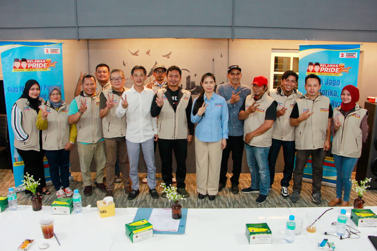 Pembina dan Pengurus Pride Sumut berfoto bersama