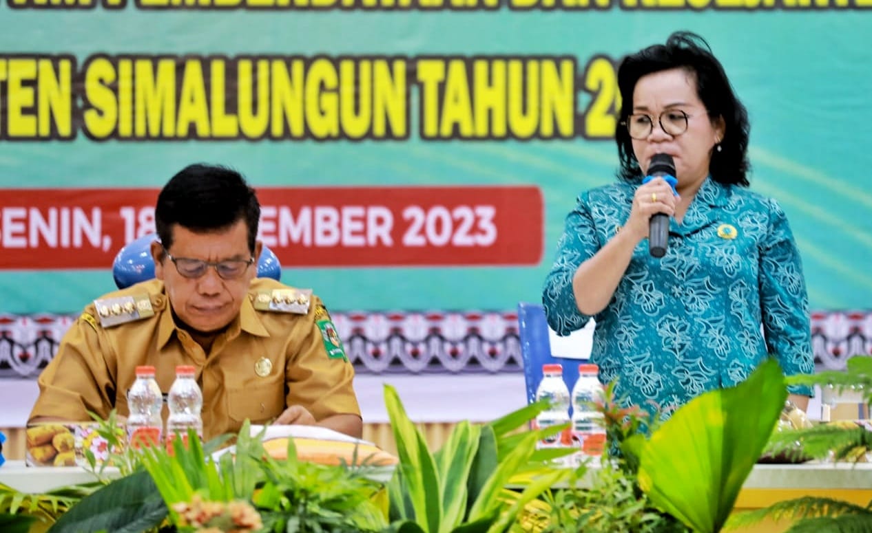Bupati dan Ketua TP PKK Simalungun, Ratnawati Radiapoh Hasiholan Sinaga