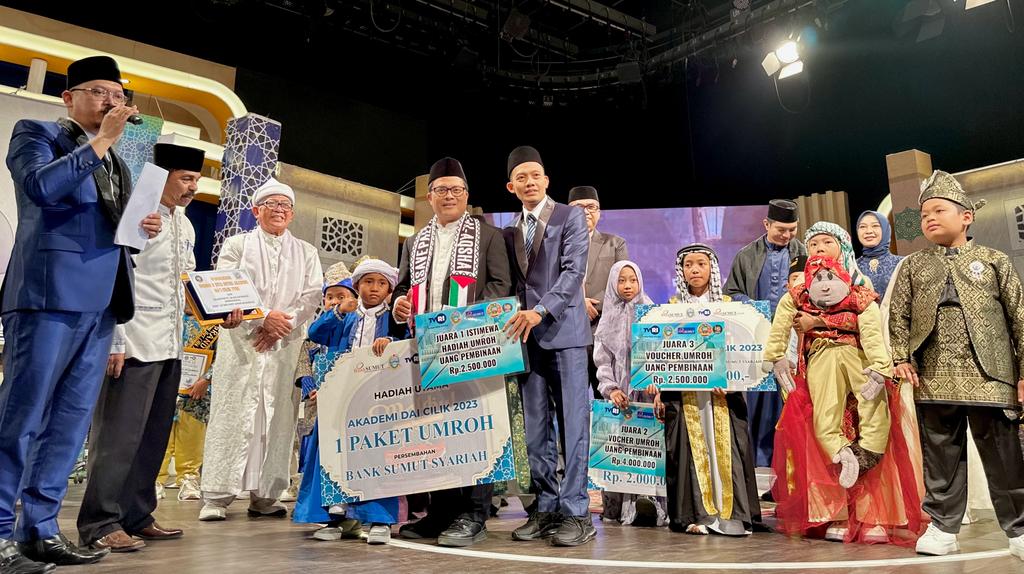 Para pemenang Dai Cilik foto bersama Dirut Bank Sumut, Babay Parid Wazdi (ist)
