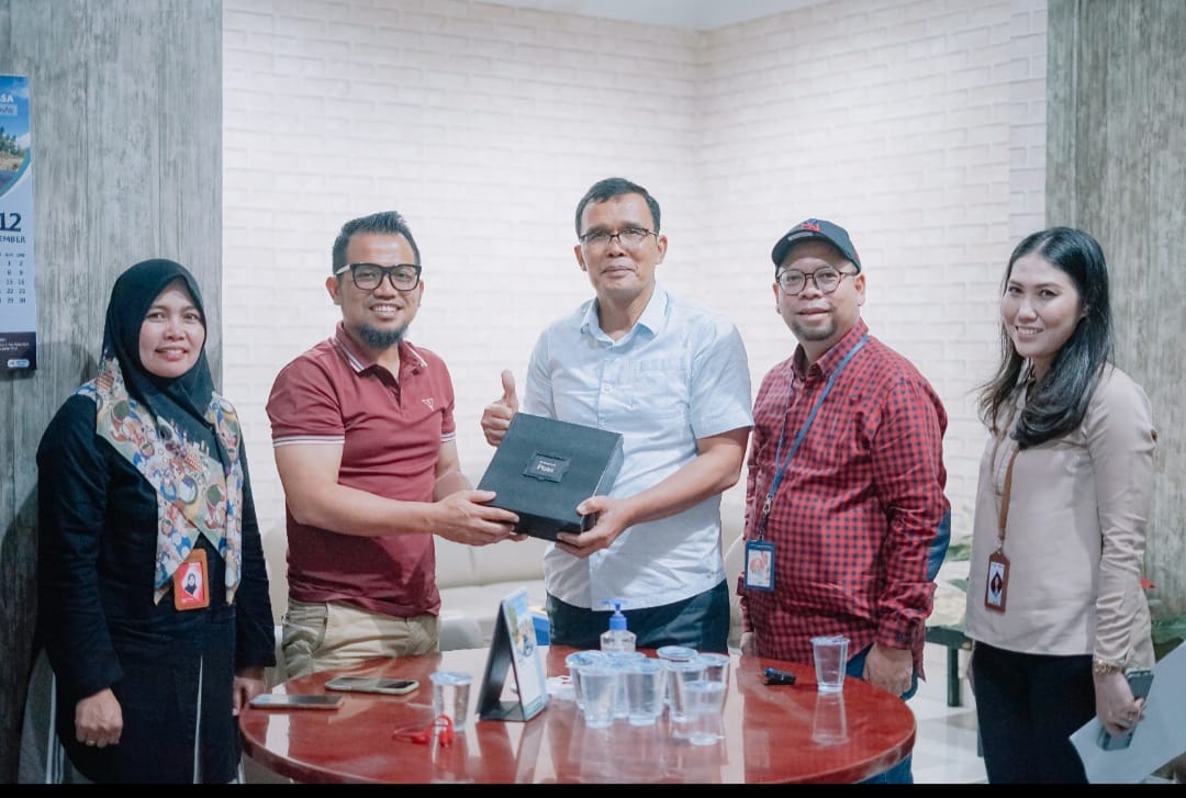 General Manager Consumer Business Region Sumbagut Telkomsel Erwin T Saragih beserta jajaran Telkomsel saat mengunjungi beberapa pelanggan loyal di Medan. (Ist)