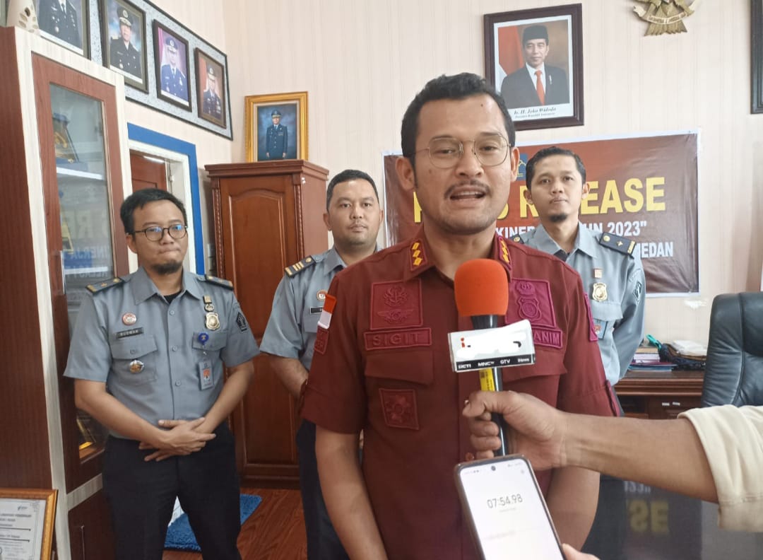 Kakan Imigrasi Kelas I TPI Polonia, Sigit Setyawan foto bersama pejabat lainnya