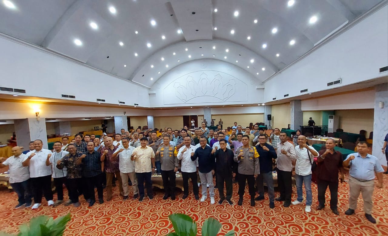 Kapolda Sumut Irjen Pol Drs Agung Setya, Ketua PWI Sumut , Farianda Putra Sinik, para penguji dan peserta UKW (ist)