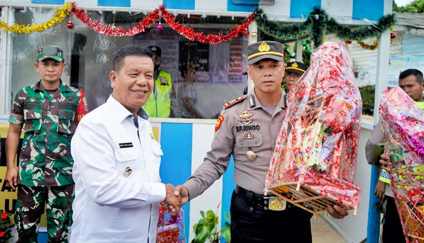 Bupati Simalungun memberikan Parsel NATARU 25 Desember 2023 dan Tahun Baru 1 Januari 2024 kepada personil Polres Simalungun.
