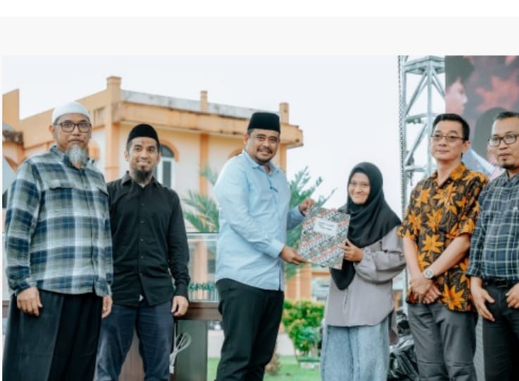 Bobby Nasution menyerahkan Nomor Induk Berusaha (NIB), KTP dan sertifikat halal kepada masyarakat Kota Medan sebagai bentuk support Pemko Medan dalam event tersebut. ( ist)