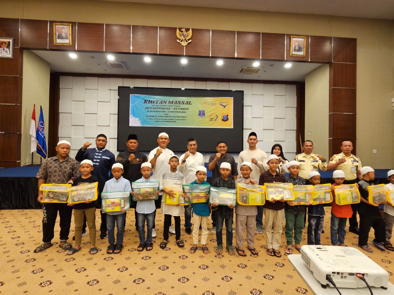 Manajemen Bank Sumut diwakili , Pemimpin Bidang Public Relation Sulaiman, Komandan Satpam Bank Sumut Khairuddin serta perwakilan Rumah Sahabat Yatim Indonesia berfoto bersama anak yatim ( ist)