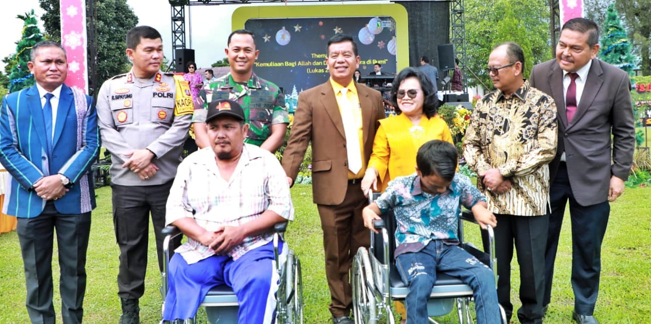 Forkopimda Kabupaten Simalungun saat menyerahkan bantuan kursi roda