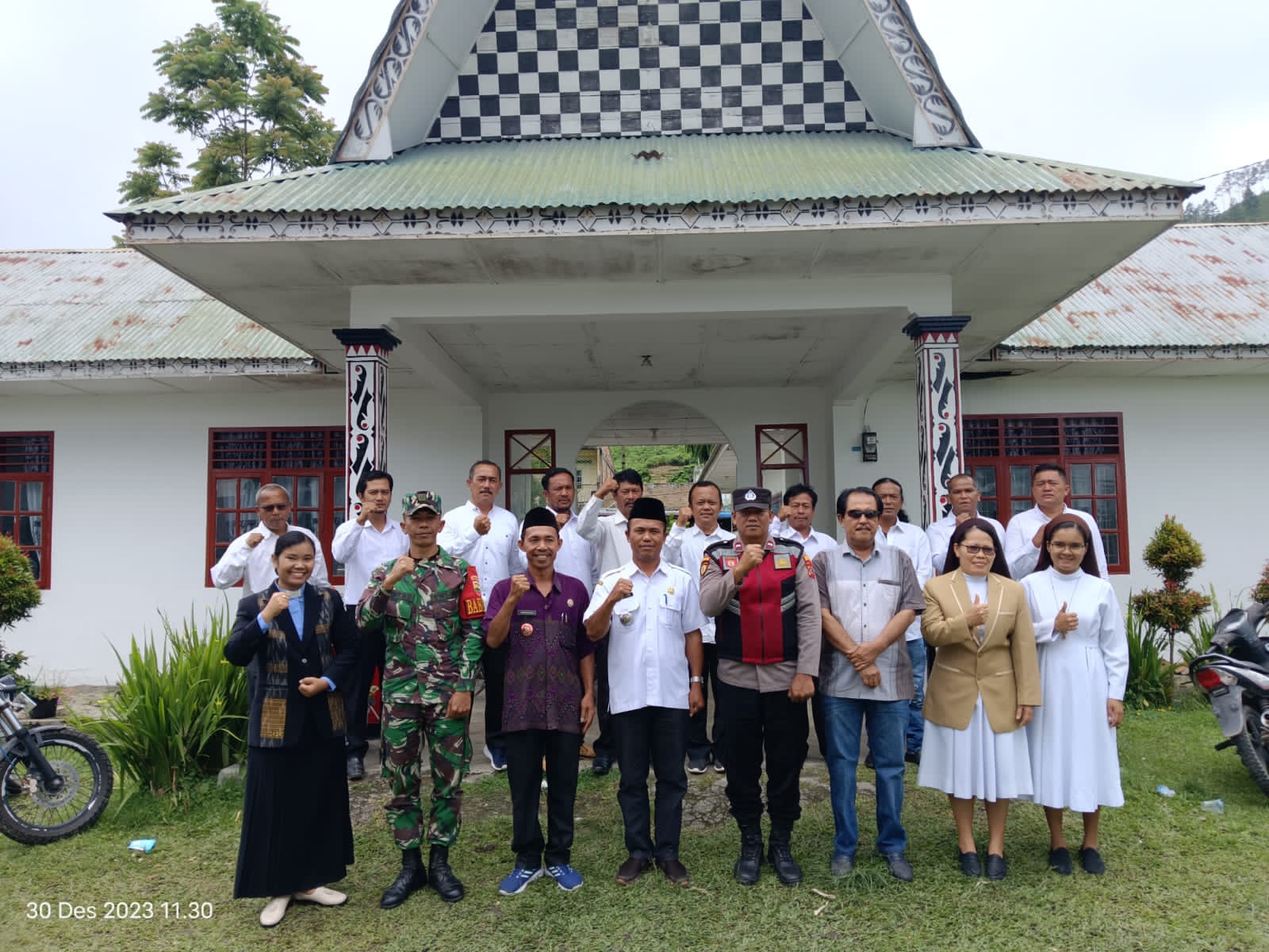 Foto bersama depan Kantor Camat Haranggaol Horisan, Simalungun