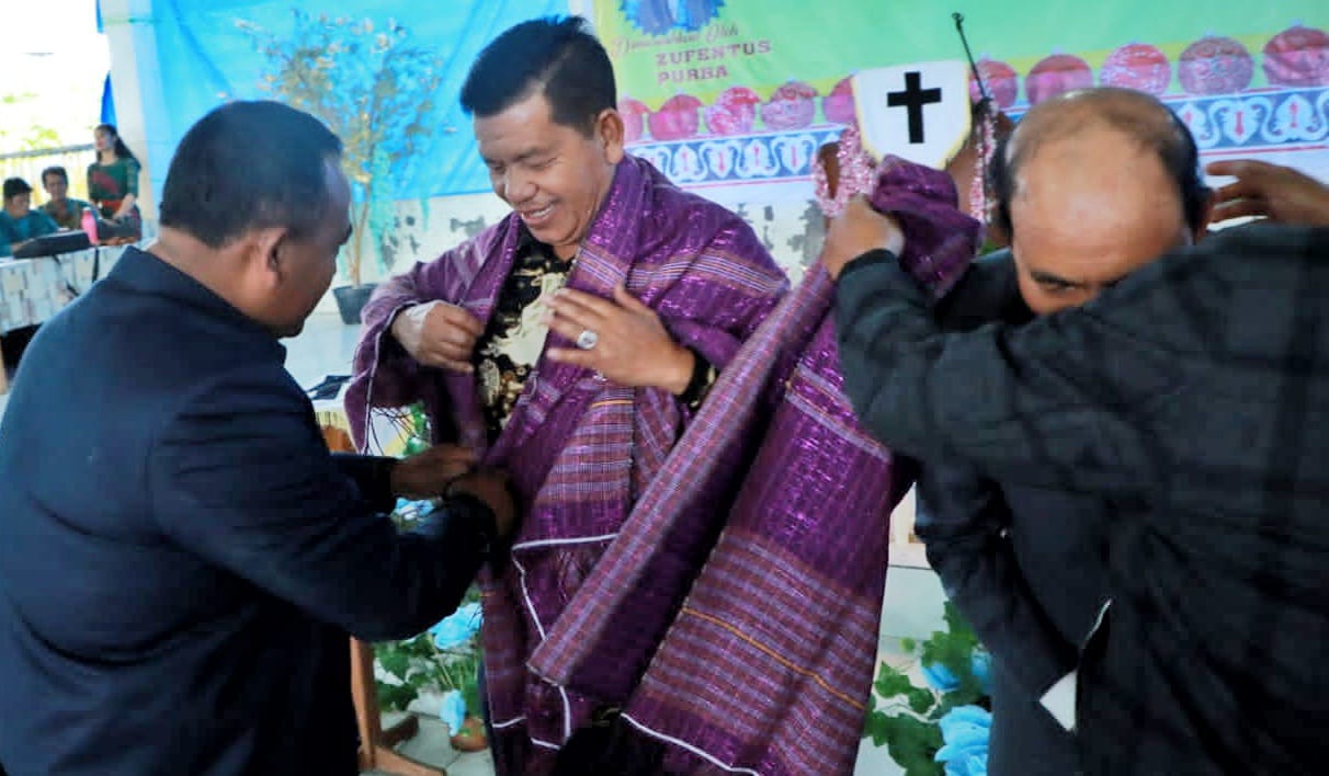 Bupati Radiapoh Hasiholan Sinaga saat menerima Hiou dari Tomas setempat