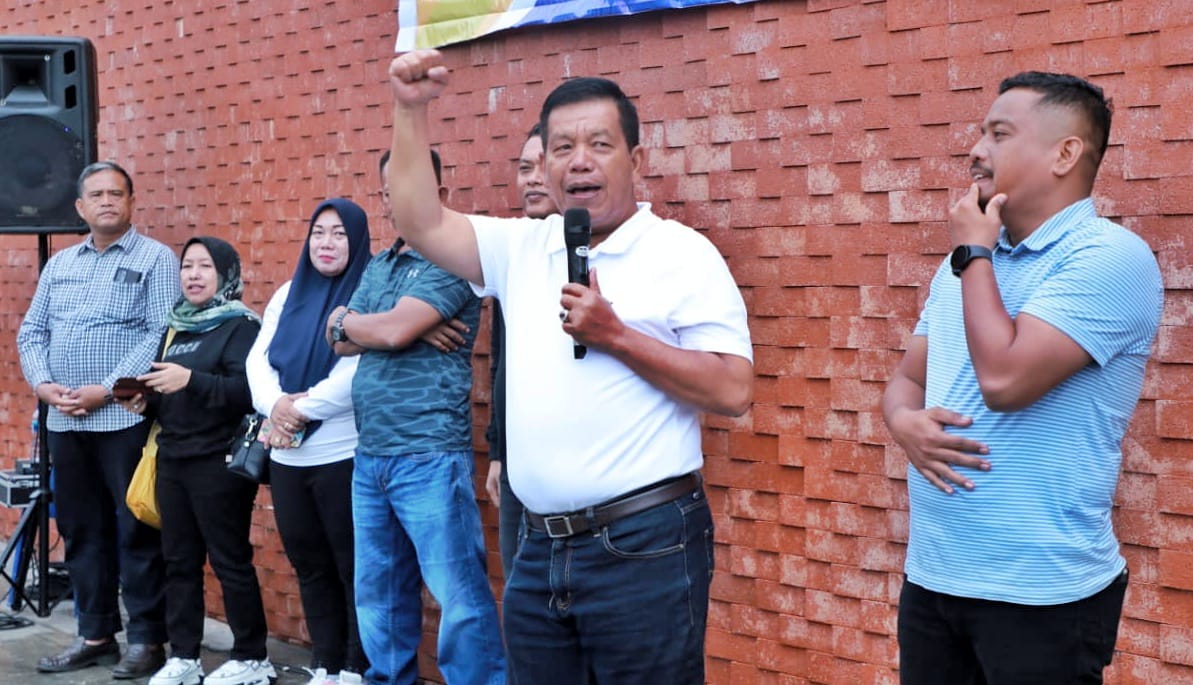 Bupati Simalungun Radiapoh Hasiholan Sinaga saat berpidato, Kadis Budparekraf mengelus-elus dagunya