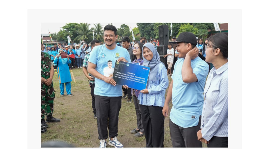 Wali Kota, Bobby Nasution menyerahkan beasiswa kepada mahasiswa berprestasi( ist)