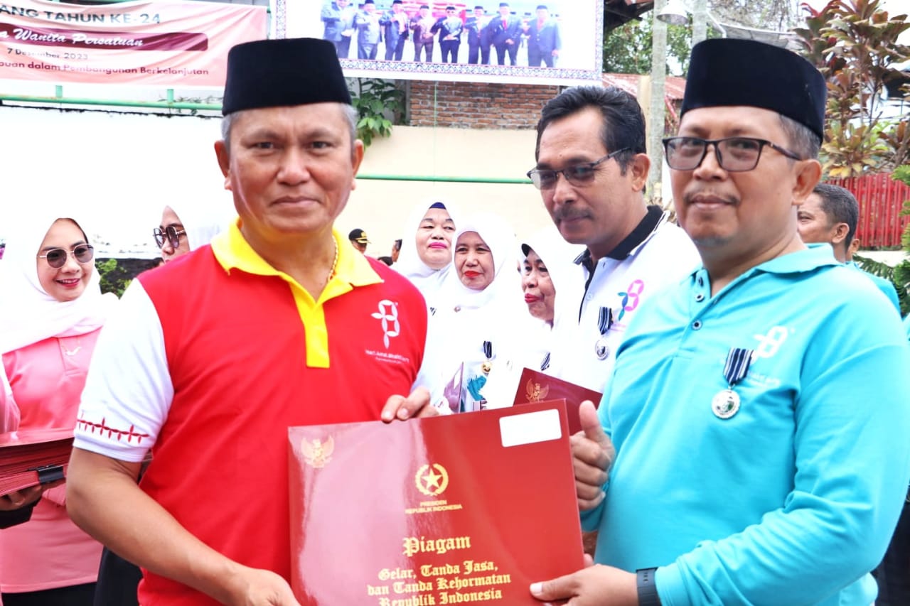 Sekdakab Simalungun, Esron Sinaga pasca menyerahkan sertifikat kepada Kemenag RI Simalungun