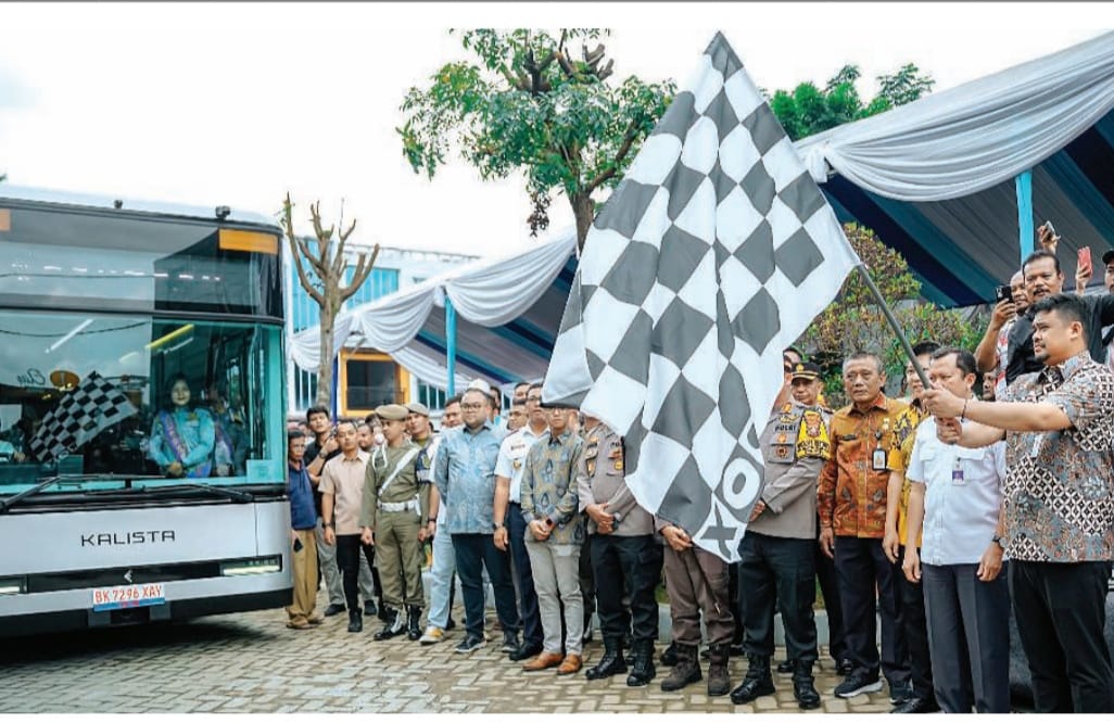 Wali Kota Medan Bobby Nasution saat melepas mobil listrik( ist)