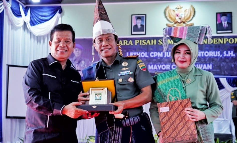 Bupati Simalungun Radiapoh Hasiholan Sinaga memberikan cinderamata