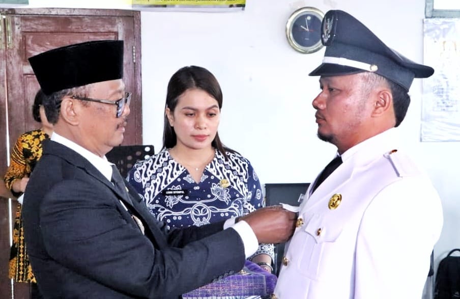 Wakil Bupati Zonny Waldi sematkan PIN jabatan Pangulu Nagori Sibunga Bunga